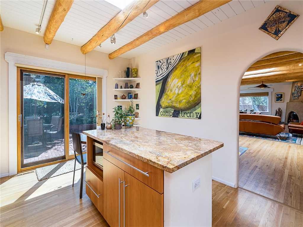 Casa Galleria, 3 Bedrooms, Wifi, Fireplace, Fenced Yard, Sleeps 9 *